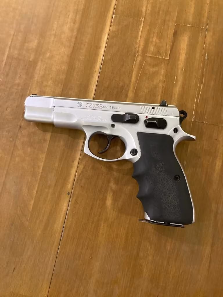 BAYAN POLİS MEMURUNDAN CZ 75 B KROM KAPLAMALI TEMİZ TABANCA