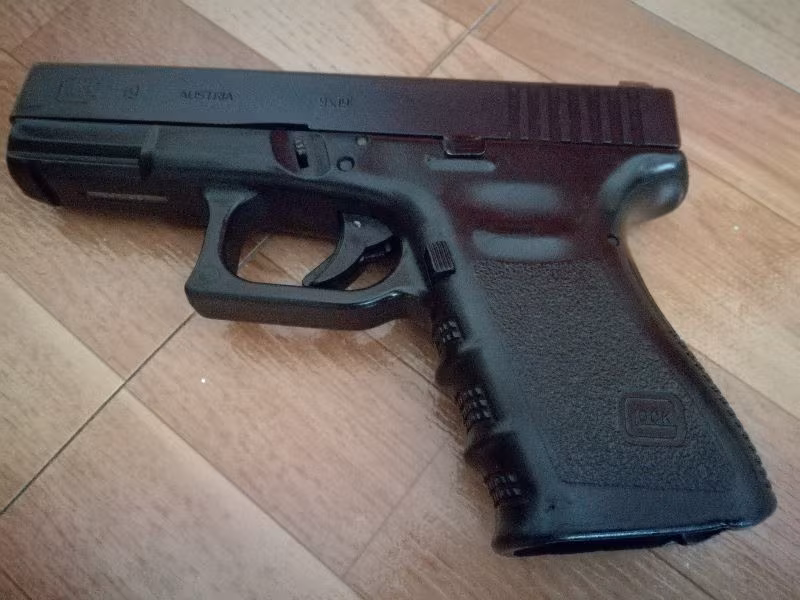 Askeri personelden satılık 2nci el temiz Glock 19 16 lı
