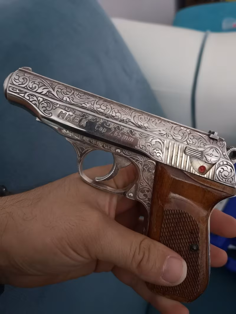 Hastasından 7.65 krom degil hakiki gümüş kaplama ve tıg işlemeli gül agacından kabze li 7.65 birinci sınıf koleksiyonluk bir silah