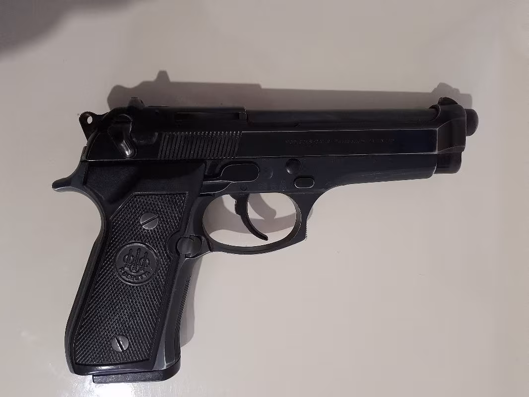 Polis memurundan temiz beretta fs92
