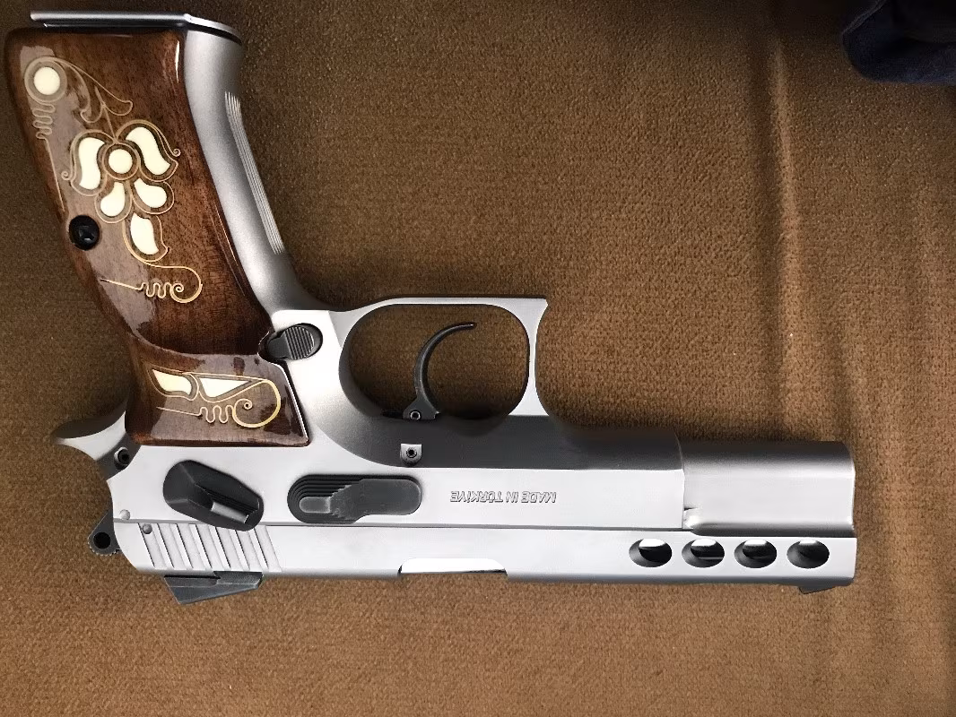 Askeri personel den Sıfır Ayarında Sarsılmaz P8l