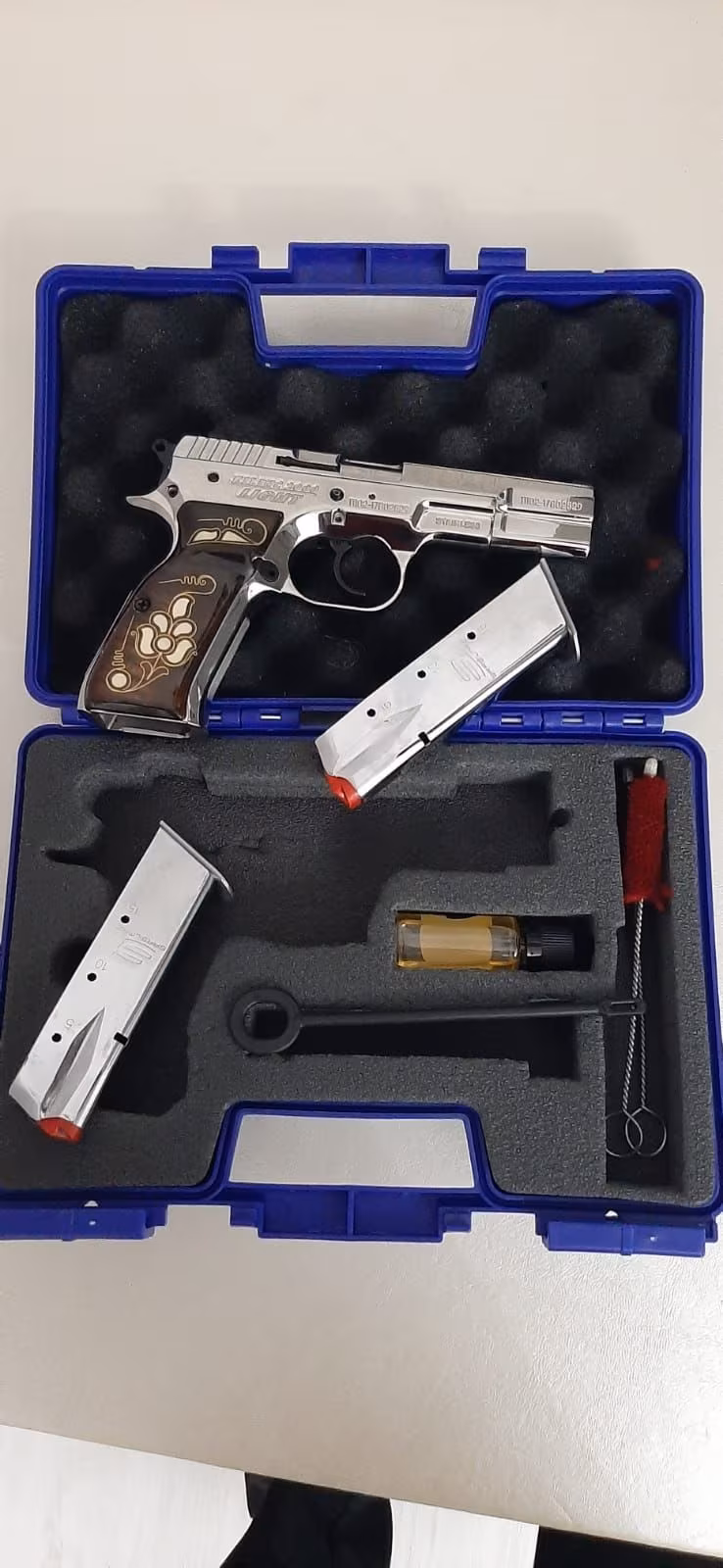 SARSILMAZ KILIÇ 2000 LİGHT . İlk sahibinden temiz. 0 ayarında hiçbir sorunu ve problemi yoktur , yedek şarjör ve kutusu bulunmaktadır