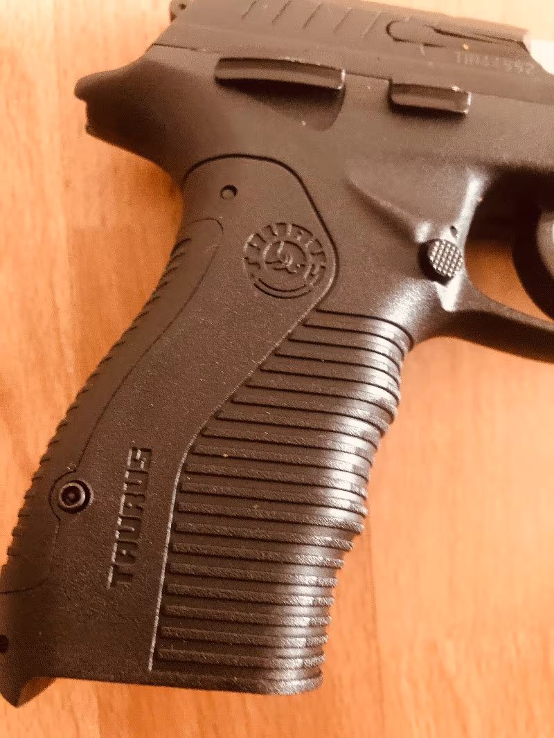 Brezilya yapımı askeri personelden Taurus marka tabanca