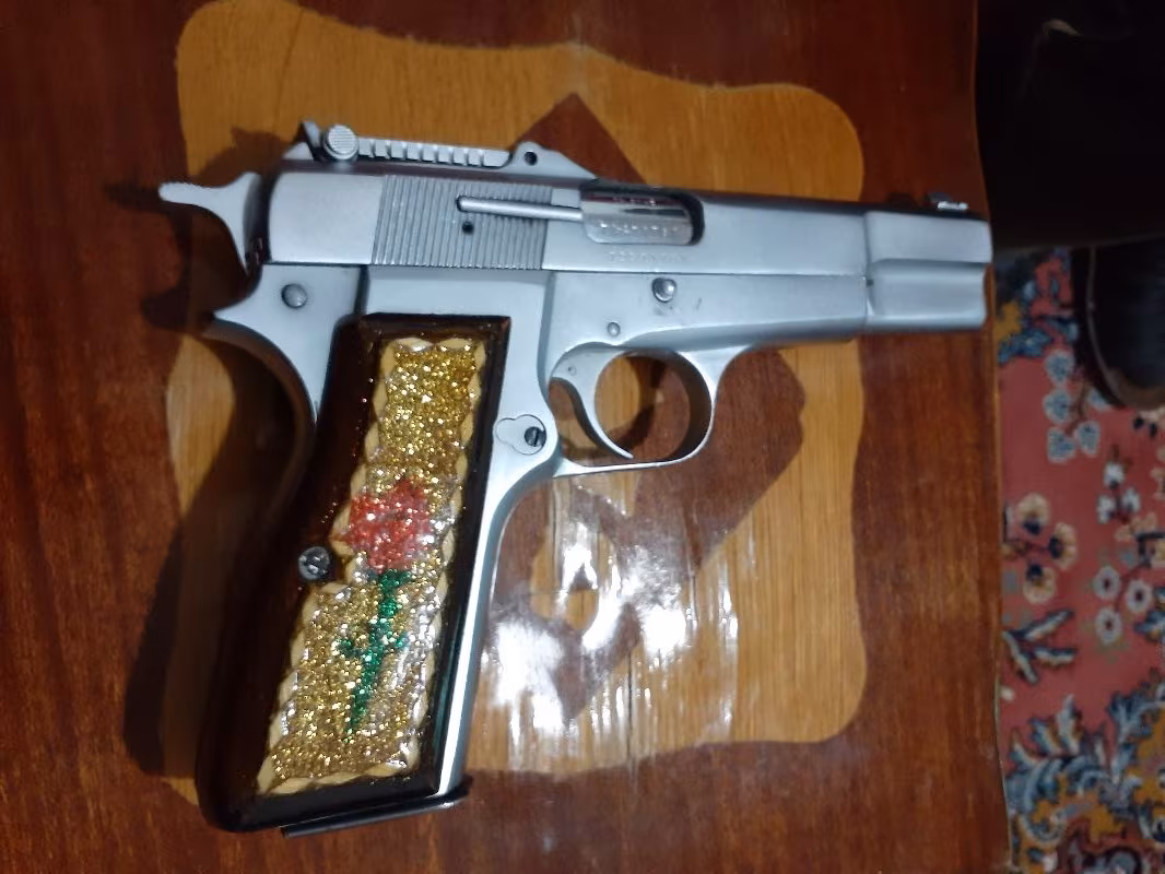 Polis memurundan temiz muayyer silah