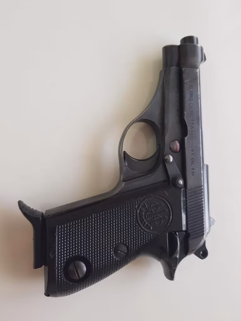 Memurdan düğmeli beretta