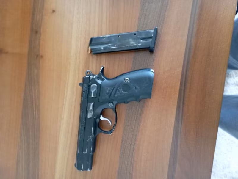 Emekli polisten beylik tabancası