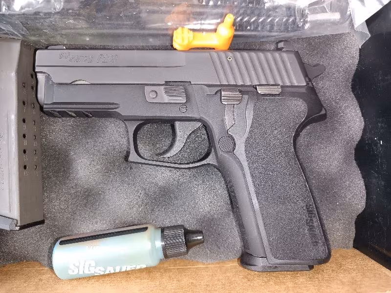 YÜKSEK YARGI MENSUBUNDAN ALDIĞIM SIFIR SİGSUAR P229  AMERİKAN TABANCA 3 ŞARJÖRLU TÜM APARATLARI MEVCUT