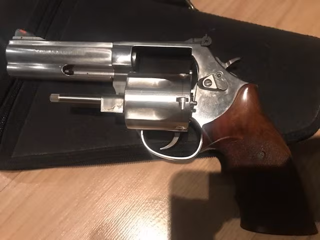 Sadece 1 kutu mermi atılmış çok temiz 357magnum 4inch ahşap kabze