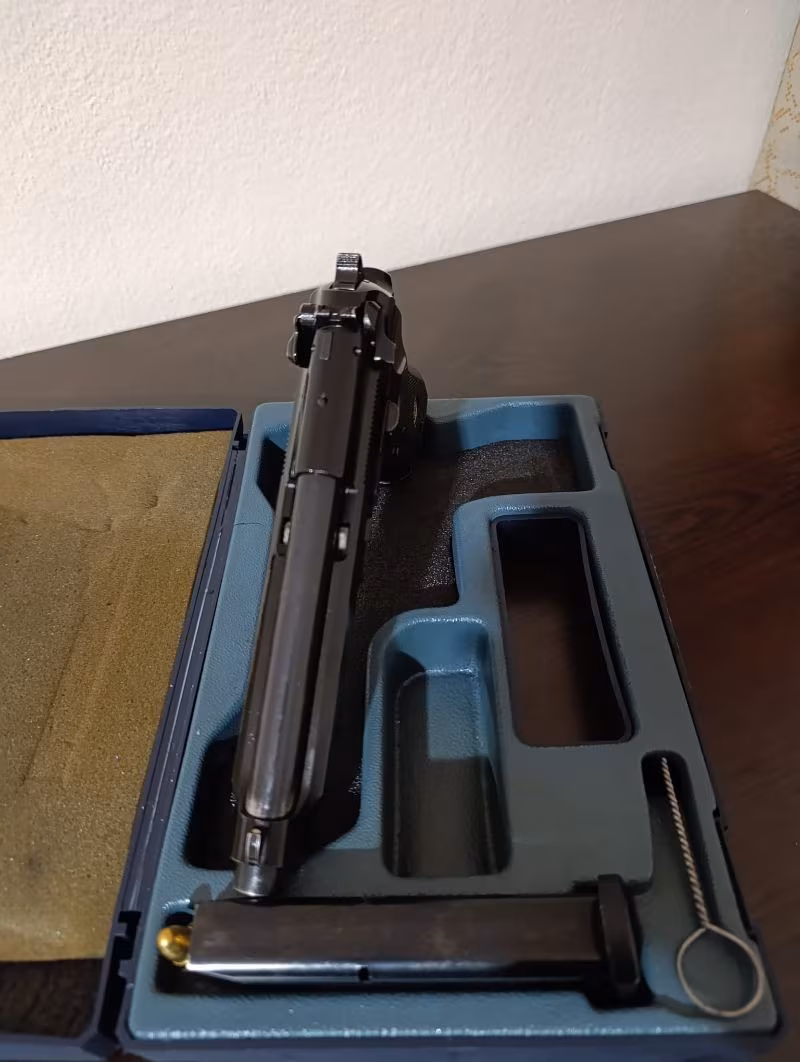 Sıfır ayarında çelik kasada duran bir silah