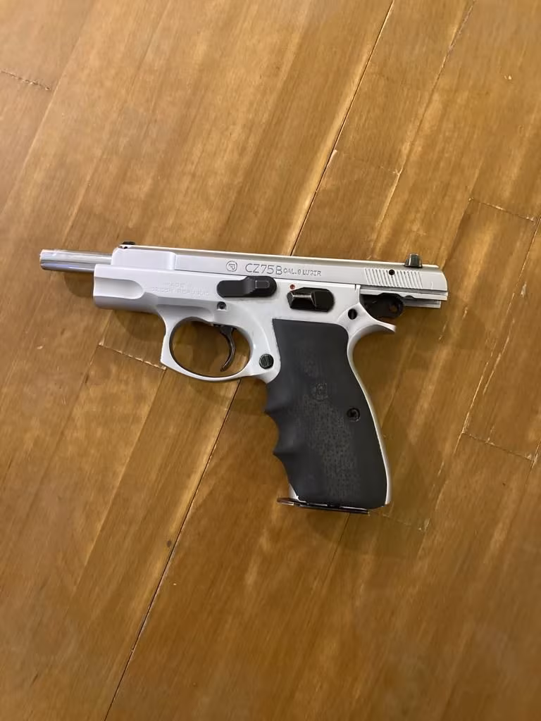 BAYAN POLİS MEMURUNDAN CZ 75 B KROM KAPLAMALI TEMİZ TABANCA