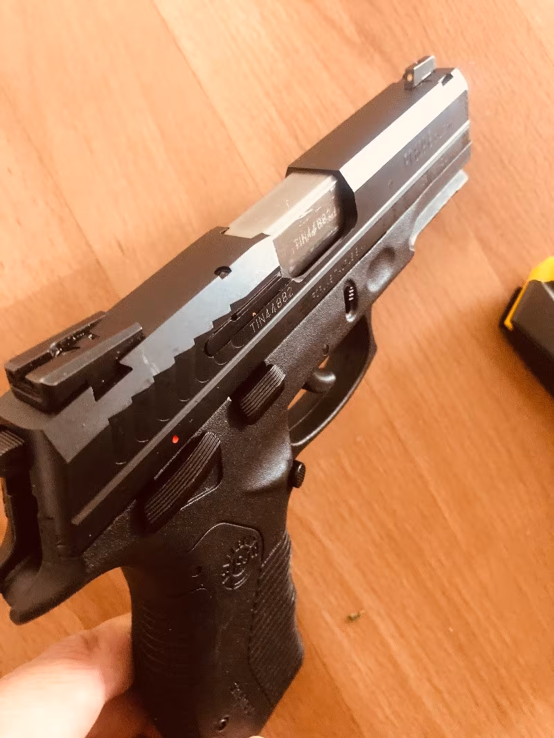 Brezilya yapımı askeri personelden Taurus marka tabanca