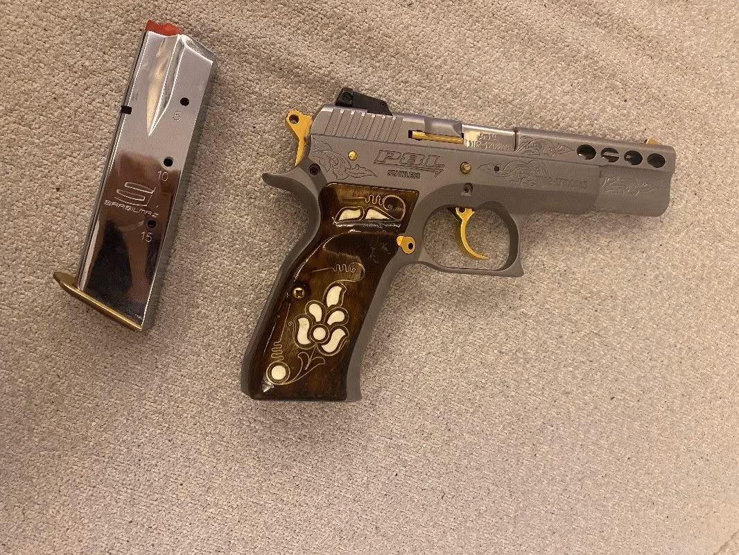 Kamu personelinden Sarsılmaz P8L altın işlemeli