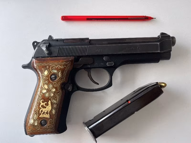 Ruhsat yenileme yapacağım için taşıması daha hafif bir silah tercih edeceğim.