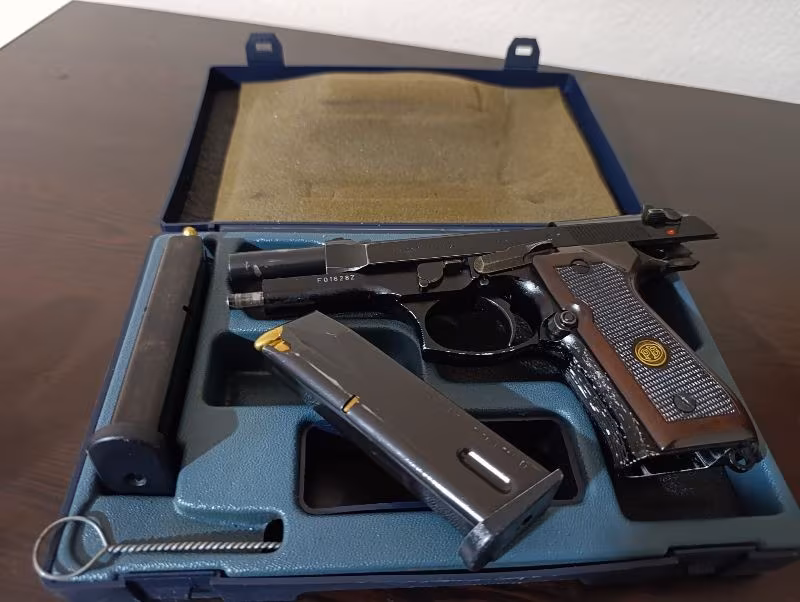 Sıfır ayarında çelik kasada duran bir silah