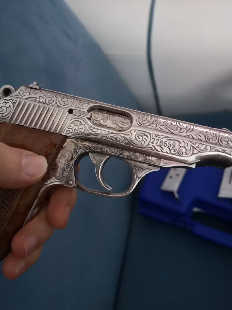 Hastasından 7.65 krom degil hakiki gümüş kaplama ve tıg işlemeli gül agacından kabze li 7.65 birinci sınıf koleksiyonluk bir silah