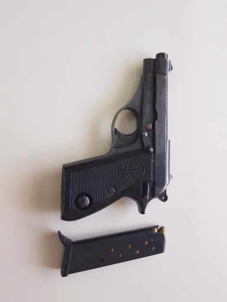 Memurdan düğmeli beretta