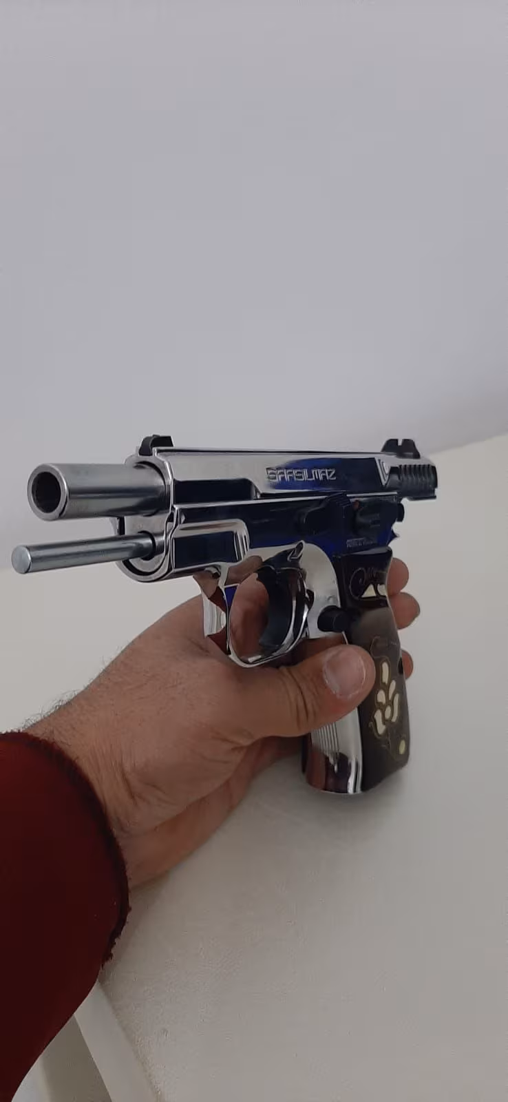 SARSILMAZ KILIÇ 2000 LİGHT . İlk sahibinden temiz. 0 ayarında hiçbir sorunu ve problemi yoktur , yedek şarjör ve kutusu bulunmaktadır