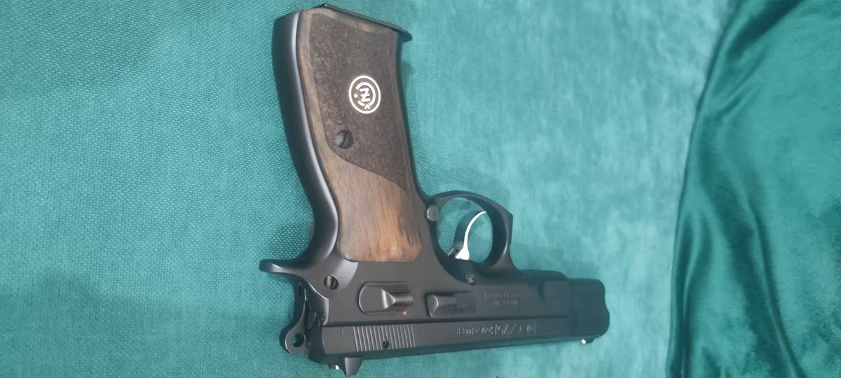 ✓CZ 75 B