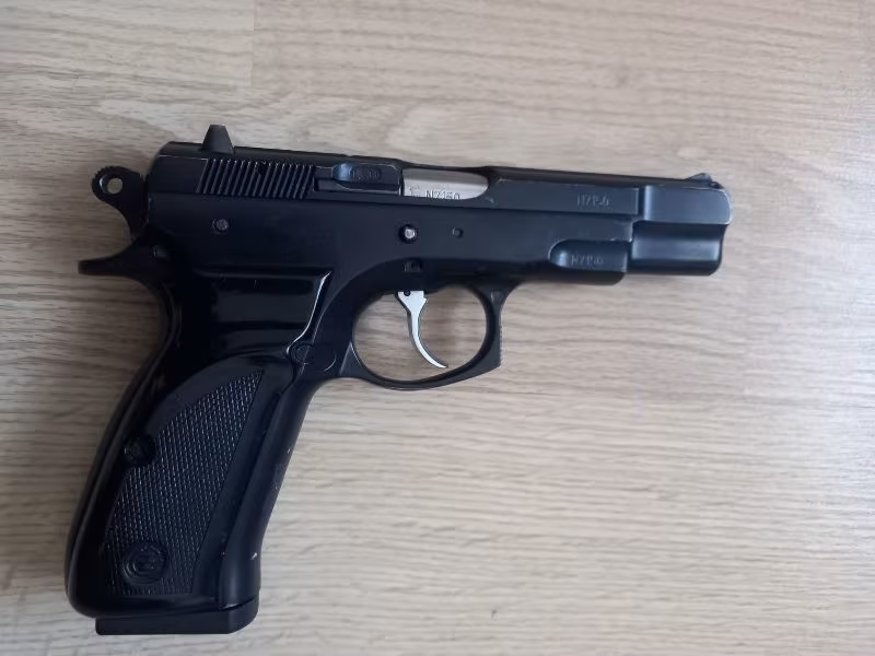 EMEKLİ EMNİYET GÖREVLİSİNDEN RUHSATLI ÇOK AZ ATIŞ YAPILAN TEMİZ 1995 MODEL ORJİNAL SİYAH CZ 75 B. - 50.000 TL.