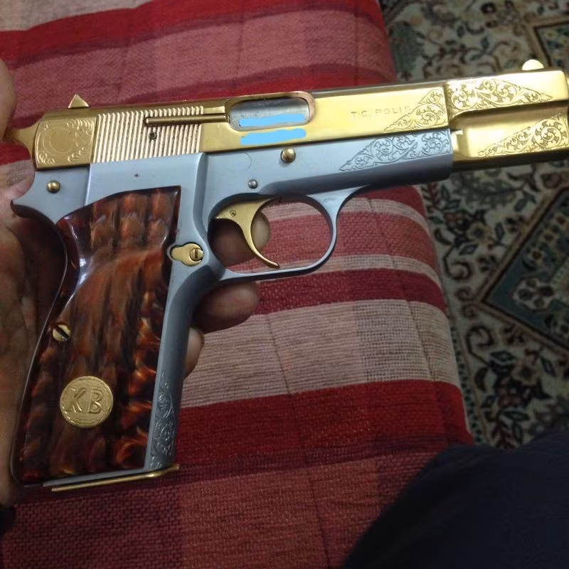 Emekli Başkomiserden Satılık Silah