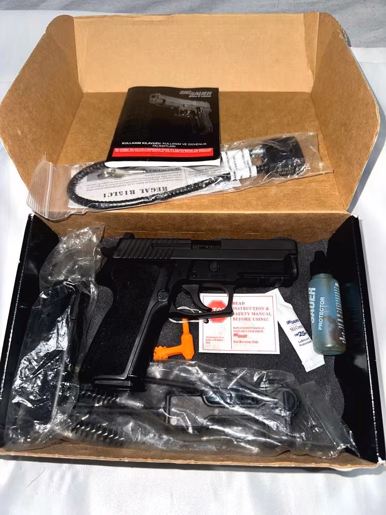 , SIFIR SİGSUAR P 229 AMERİKAN NİTRON YÜKSEK MAHKEME BAŞKANINDAN ALINMA ETİKETİ ÜZERİNDE ORJİNAL KUTUSUNDA TÜM APARATLARI POŞETİNDE