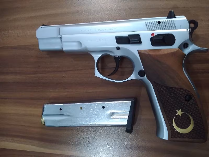 Askeri personelden CZ 75 B Luger