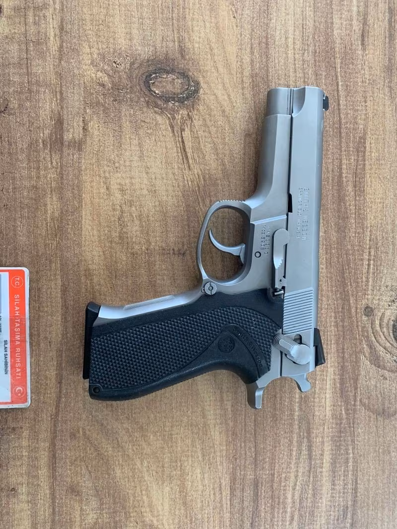Smith wesson 5906 yedek şarjörlü silah