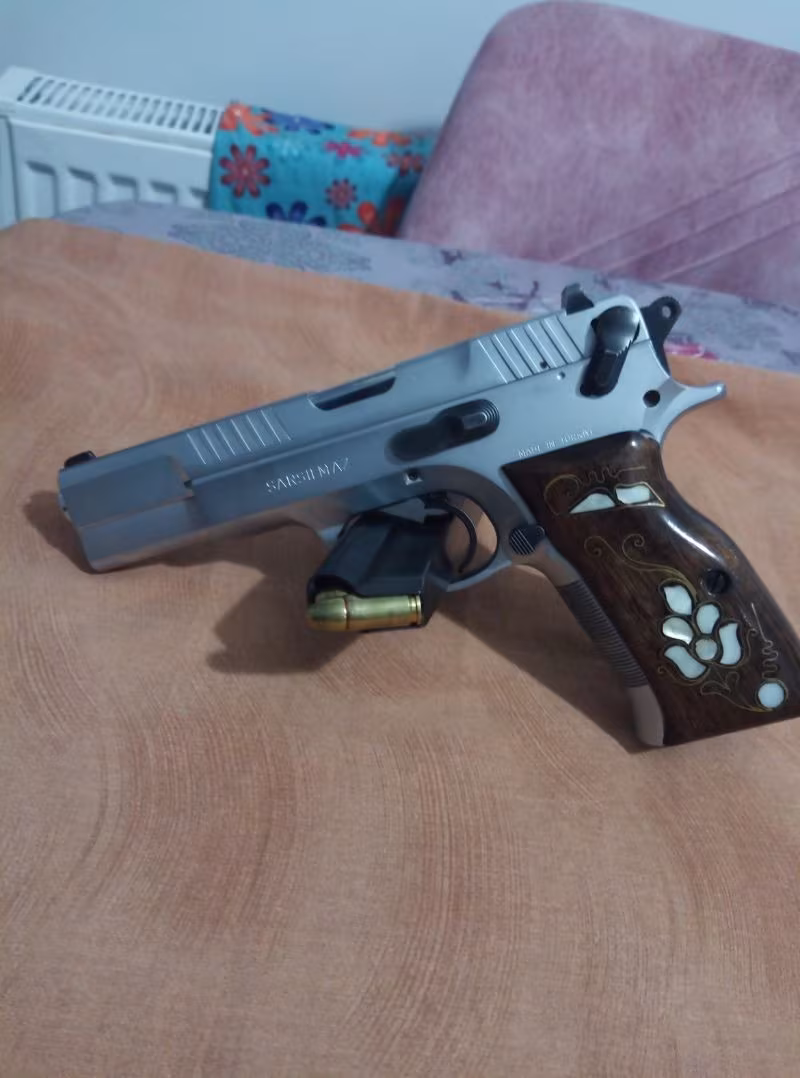 Emniyet personelin den Temiz kullanılmış tabanca