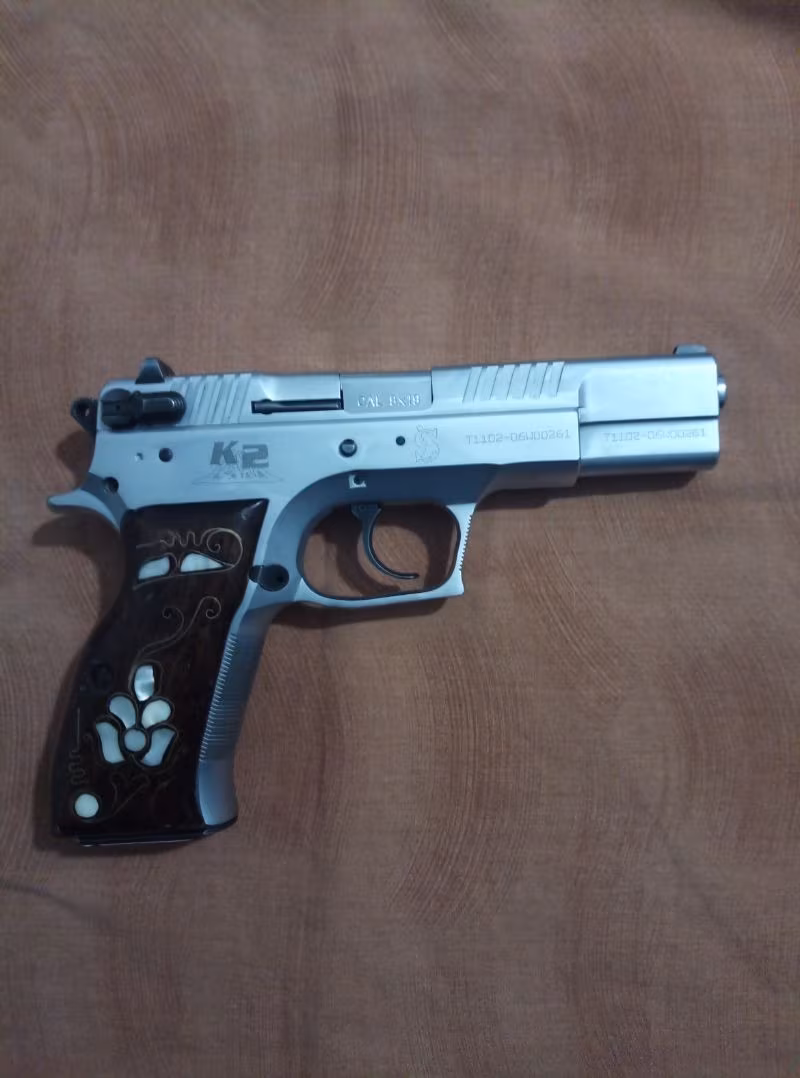 Emniyet personelin den Temiz kullanılmış tabanca