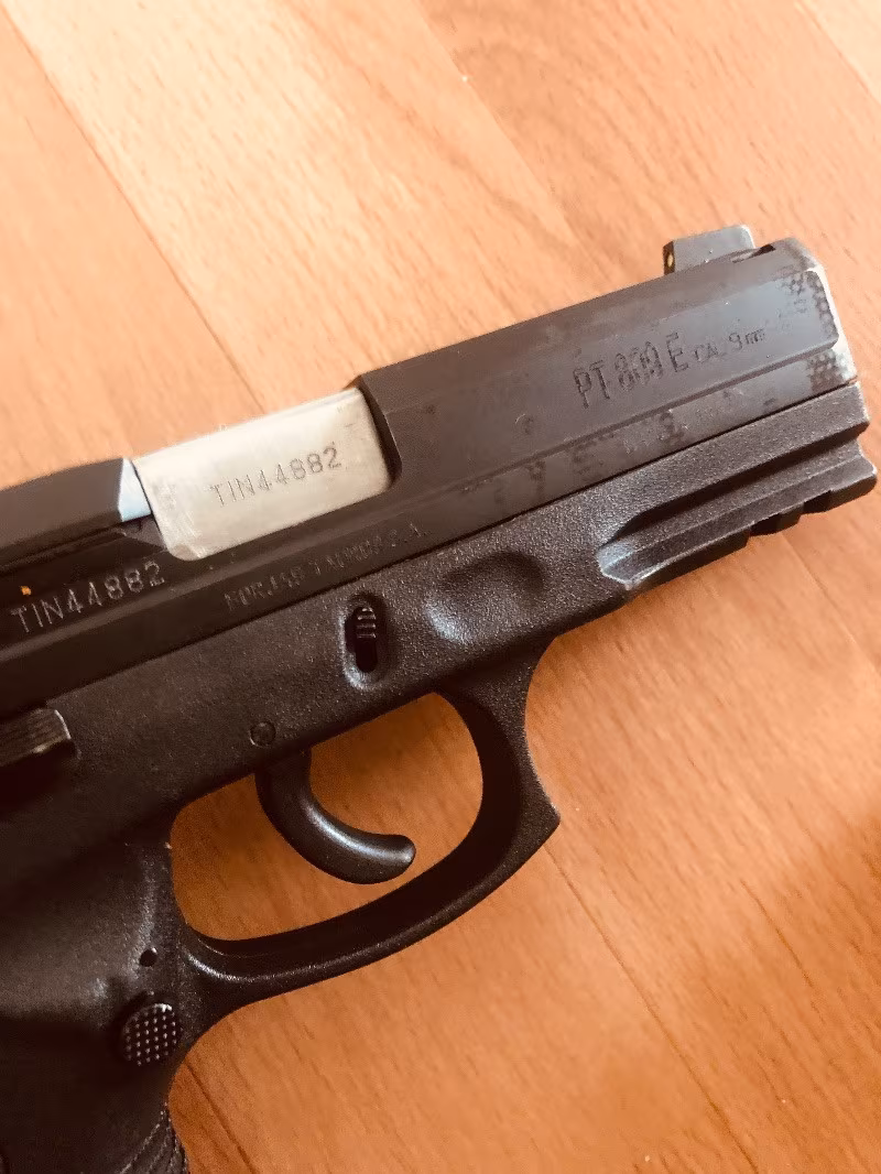 Brezilya yapımı askeri personelden Taurus marka tabanca