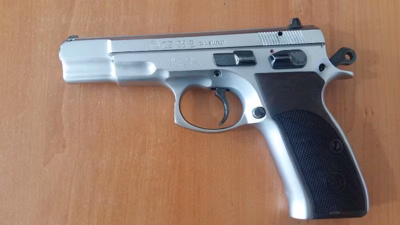 CZ 75 B  Çek 16