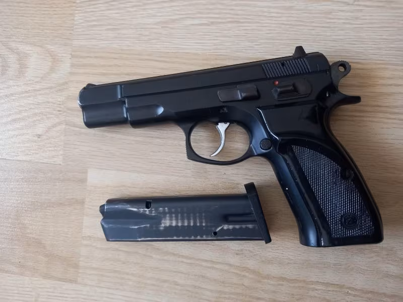 EMEKLİ EMNİYET GÖREVLİSİNDEN RUHSATLI ÇOK AZ ATIŞ YAPILAN TEMİZ 1993 MODEL ORJİNAL SİYAH CZ 75 B