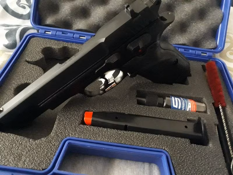 Memurdan etiket üzerinde namludan mermi çıkmamış kutusunda ruhsatlı Sarsılmaz Kılıç 2000 MegaSars