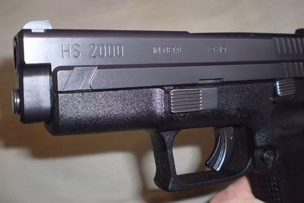 HS 2000 9mm S&W 357 Sig Polimer plastiktir... ve hayalet silah olan Glock la eşdeğer silahtır.