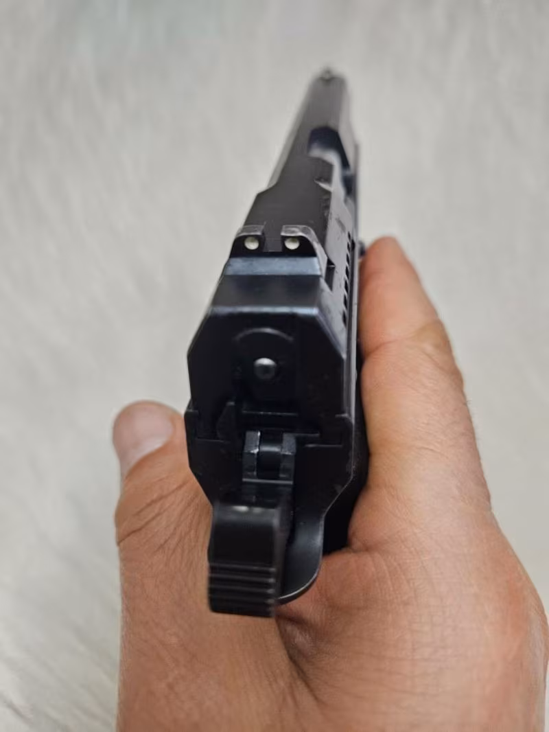 Smith&Wesson 6904. 3,5 inç namlu. 12+1, gizli horuz, sağ ve solda emniyet