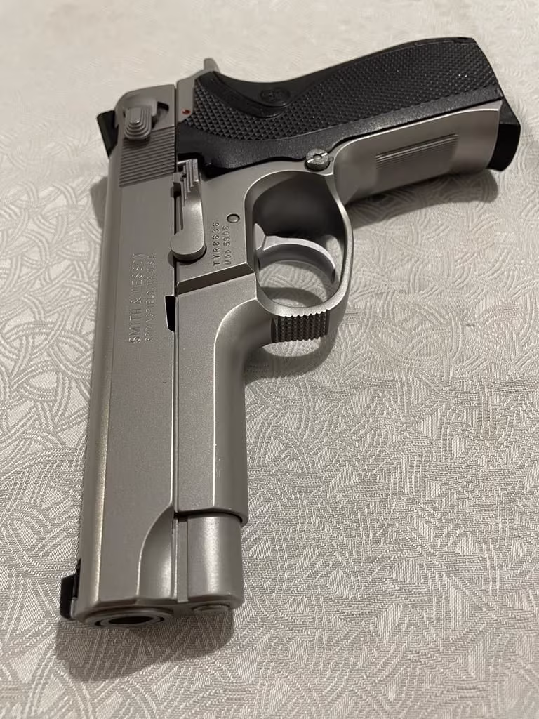 YARGI MENSUBUNUN KOLEKSİYONUNDAN...  Smith Wesson 5906 model silah