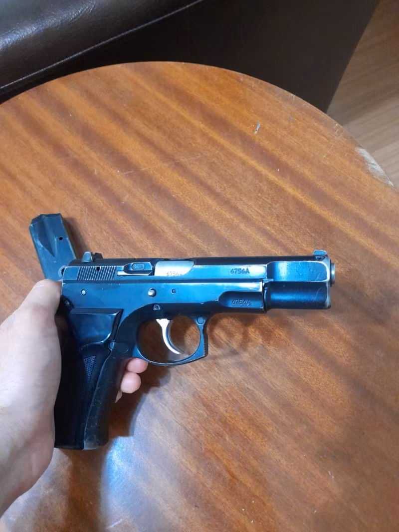 Polisten temiz CZ75A Tabanca