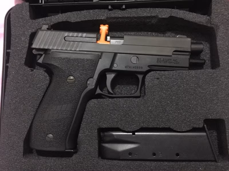 Sigsauer p226 kutusunda bilen bilir