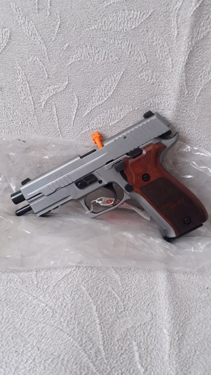 Emekli kamu görevlisinden Sig Sauer P 226 Stainless satılık silah