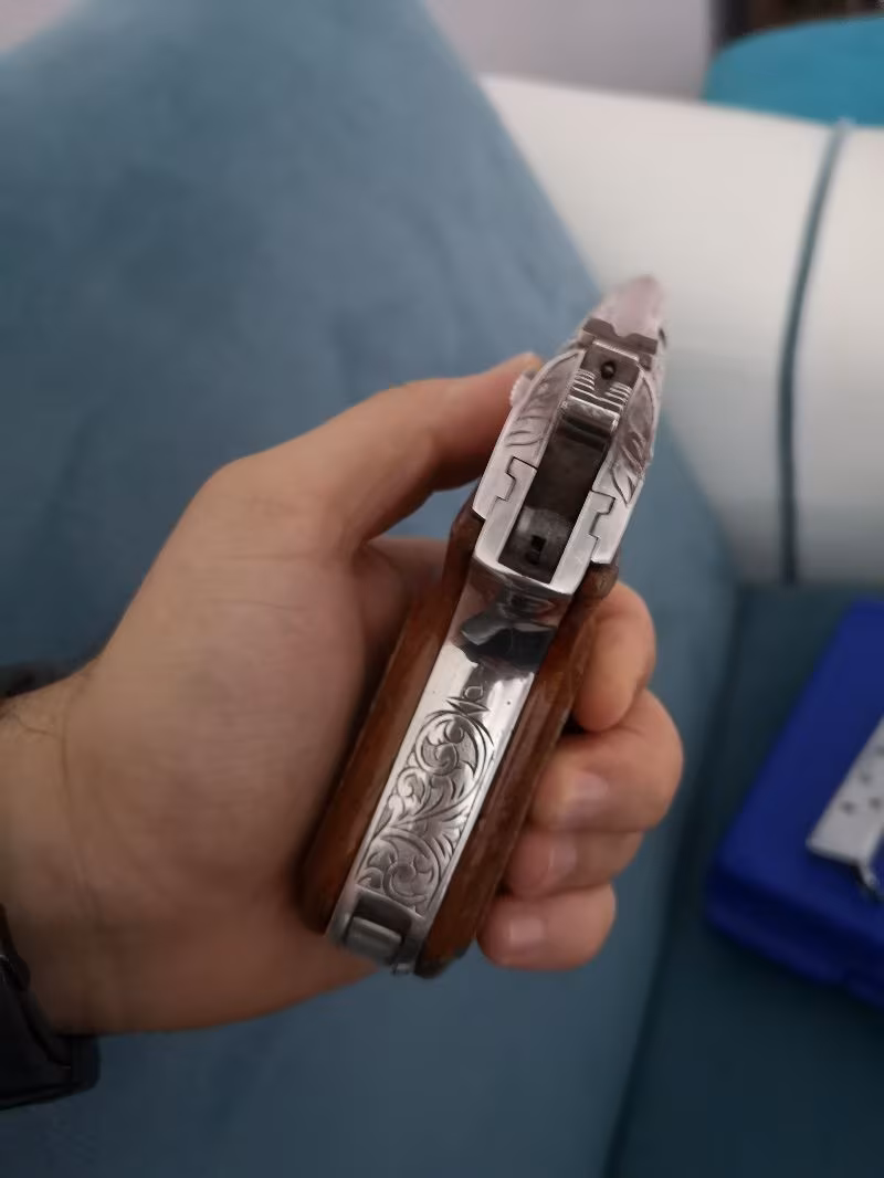 Hastasından 7.65 krom degil hakiki gümüş kaplama ve tıg işlemeli gül agacından kabze li 7.65 birinci sınıf koleksiyonluk bir silah