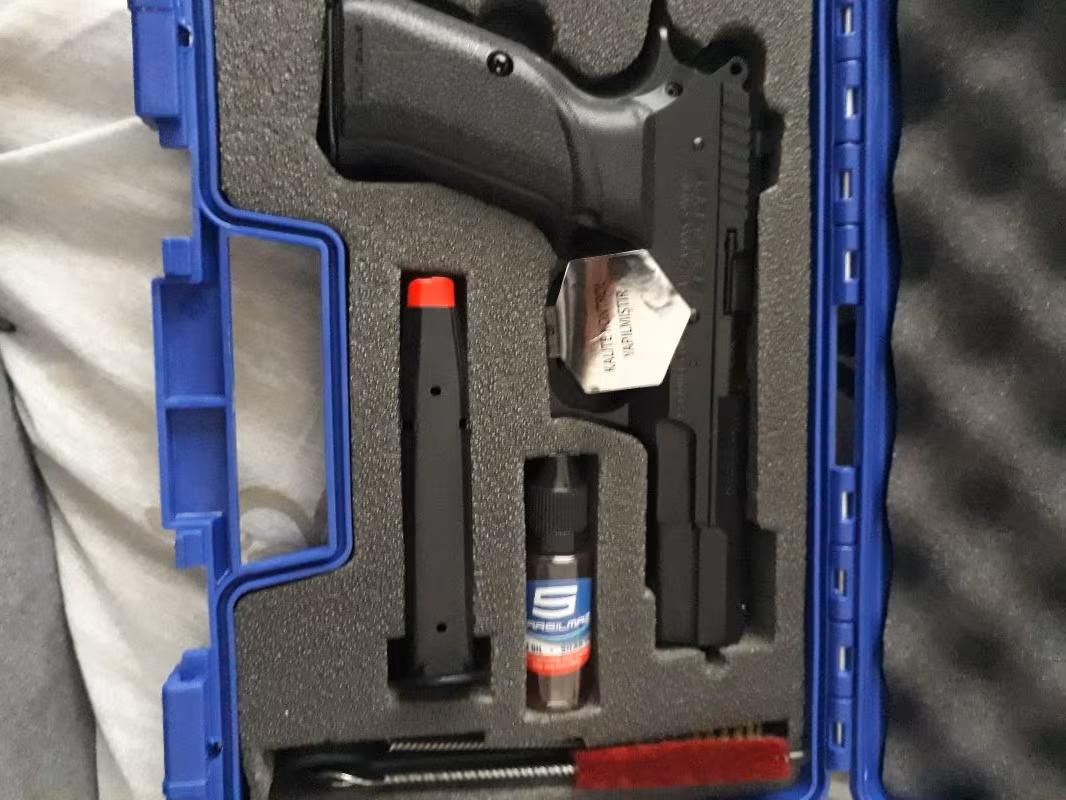 Memurdan etiket üzerinde namludan mermi çıkmamış kutusunda ruhsatlı Sarsılmaz Kılıç 2000 MegaSars