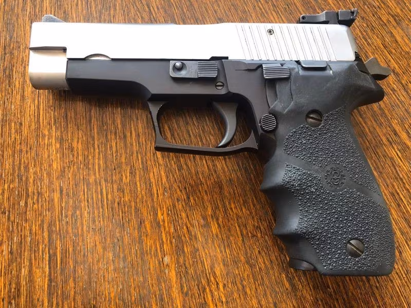 Alman yapımı, kendiliginden lazerli Sig Sauer P226