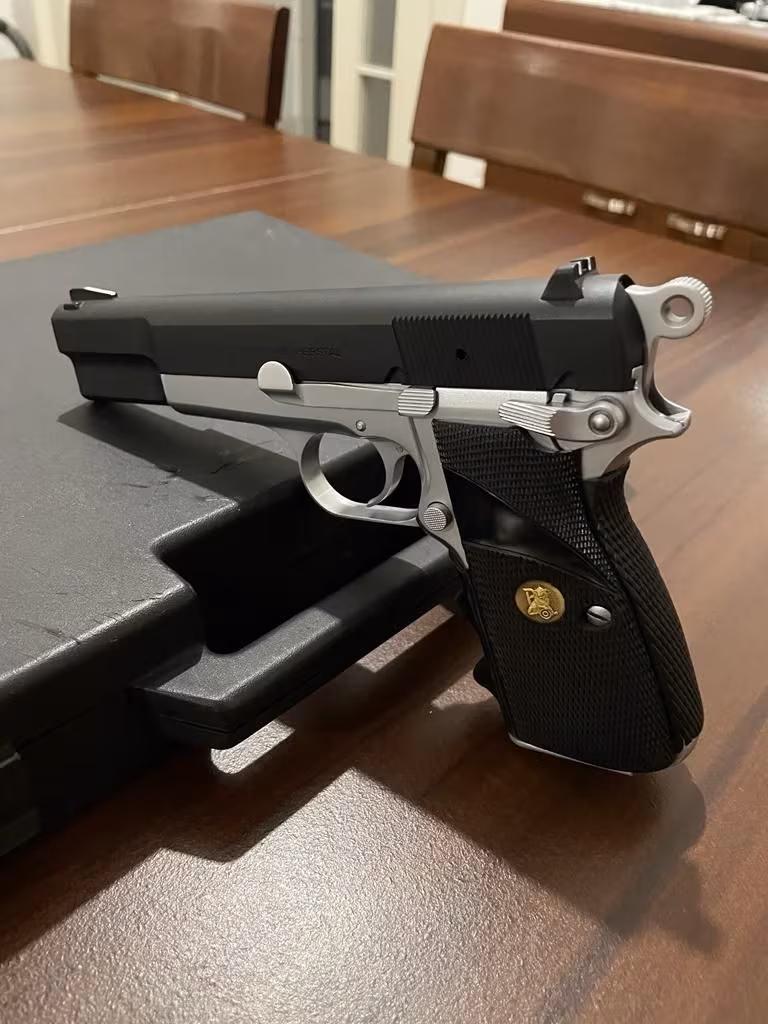 Yargı mensubunun koleksiyonundan Belçika Browning Practical