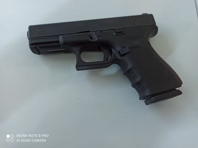 GLOCK 19 GEN 4. SADECE 2 MERMİ SIKILDI BAKIMLARI YAPILDI SIFIR SİLAH. KUTUSU ve YEDEK ŞARJÖRÜ MEVCUTTUR.