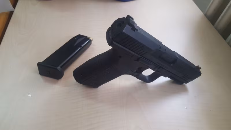 emniyet mensubundan sadece5 mermi atılmış temiz bir tabanca