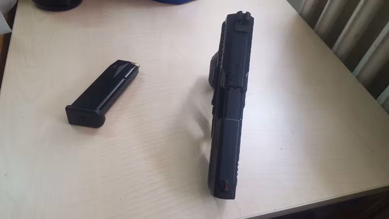 emniyet mensubundan sadece5 mermi atılmış temiz bir tabanca