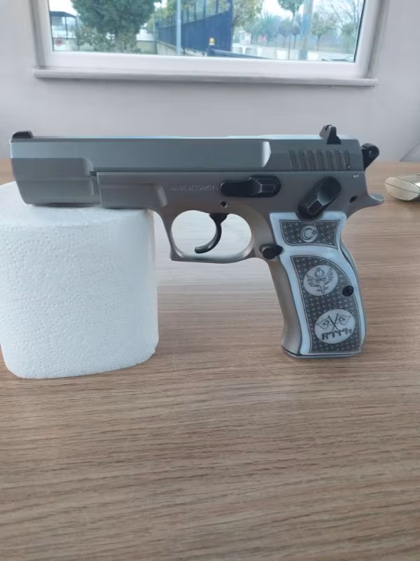 Uzman çavuştan satılık silah