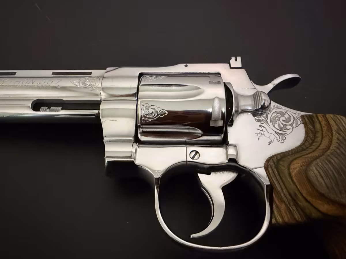 Colt python 357 magnum 6inç Türkiye tek Sıfırdan farksız oynanmamış bir silah.