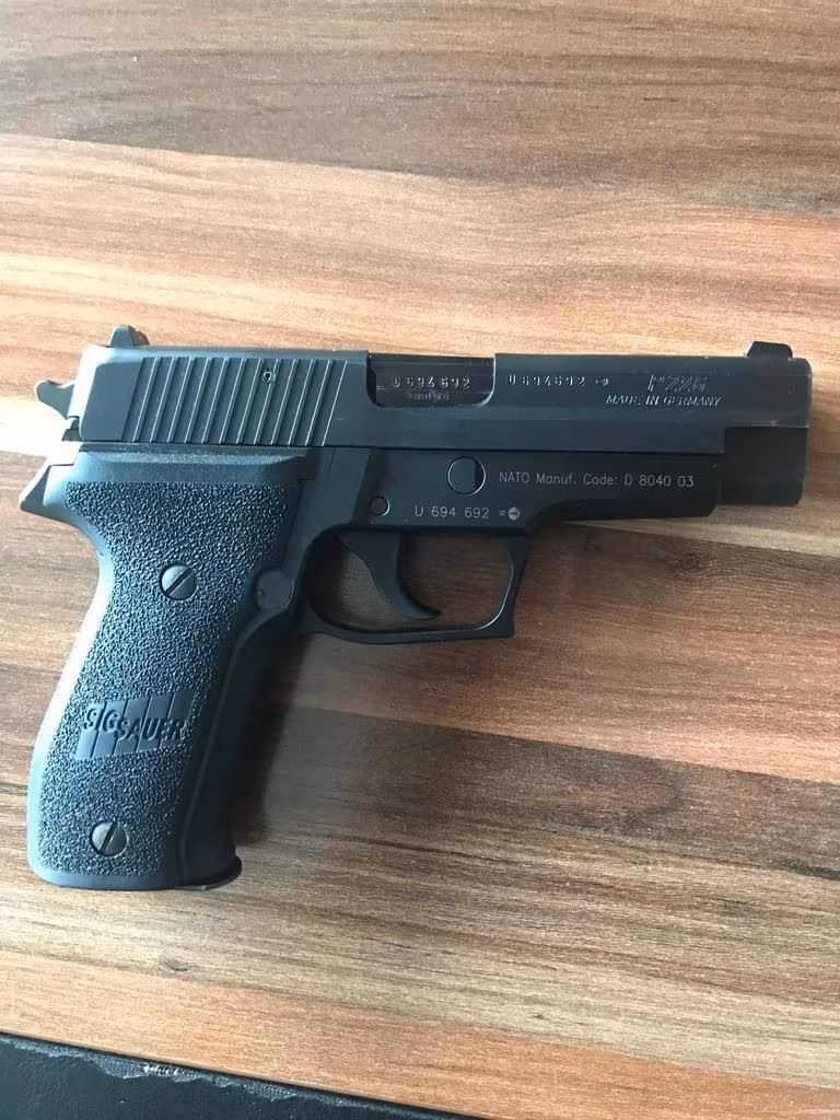 SIFIR AYARINDA SİGSAUER P 226 ÇİZİK DAHİ YOK KUTU VE APARATLAR DURUYOR