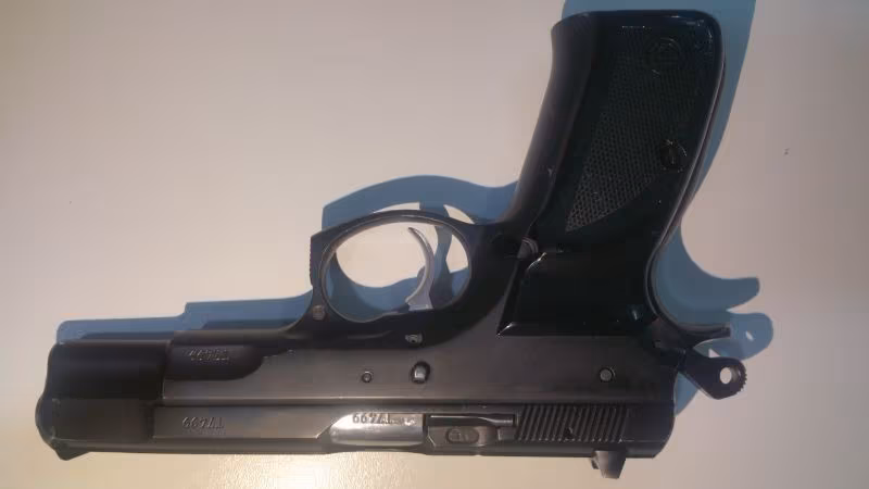 EMEKLİ EMNİYET PERSONELİNDEN CZ 75 B